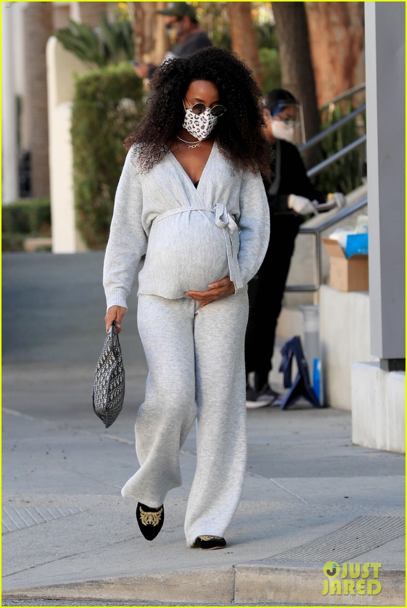 kelly rowland cradles major baby bump leaving doctors appointment 114516947