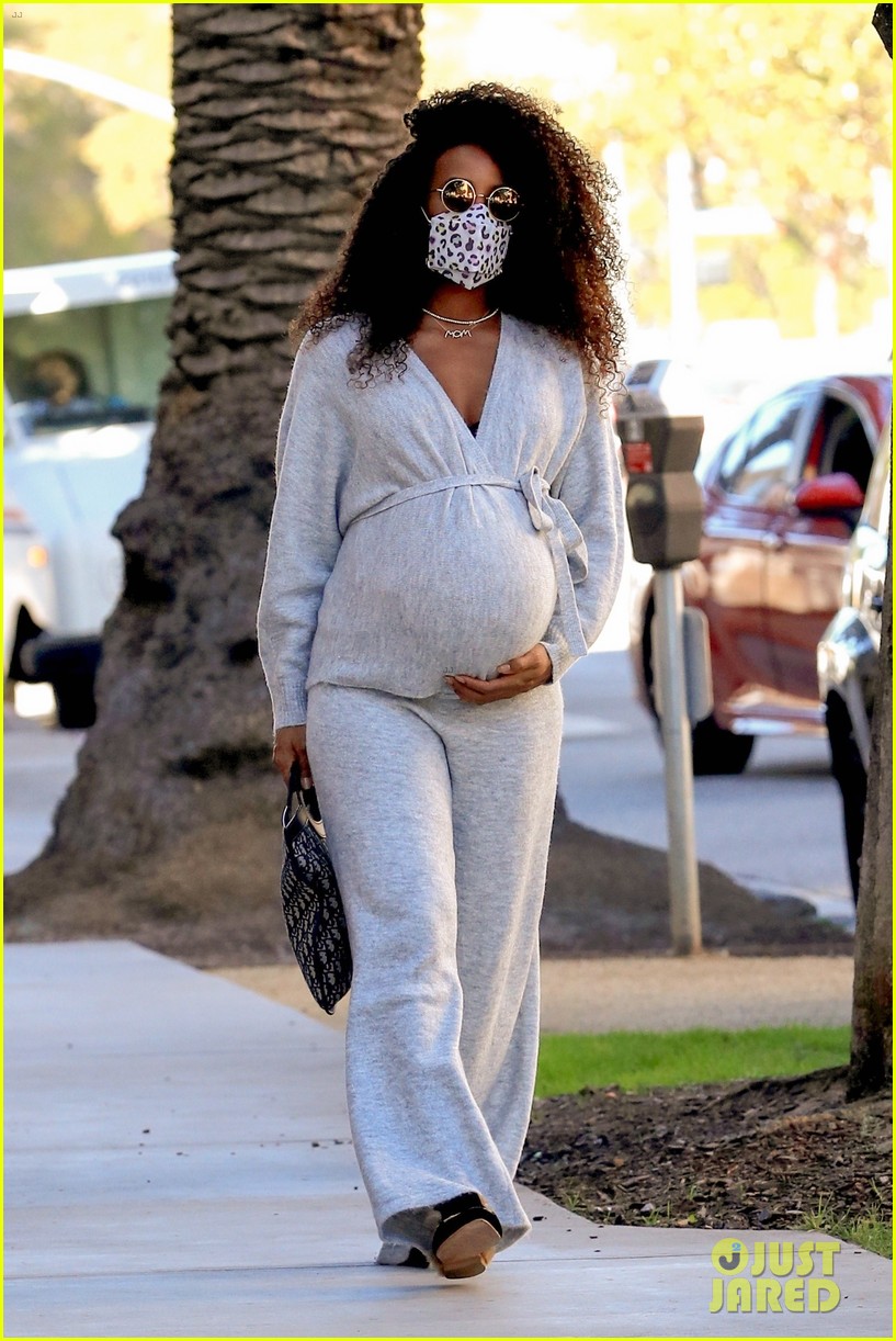 kelly rowland cradles major baby bump leaving doctors appointment 134516949