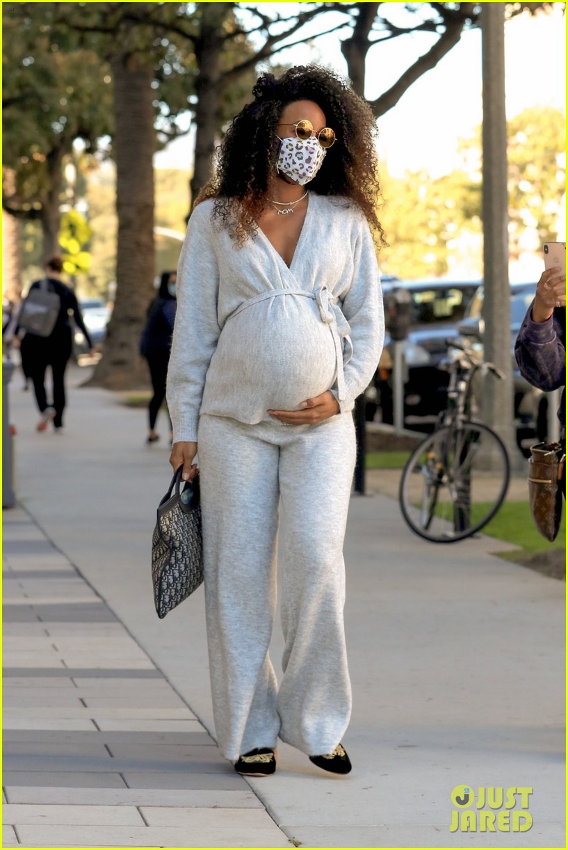 kelly rowland cradles major baby bump leaving doctors appointment 174516953
