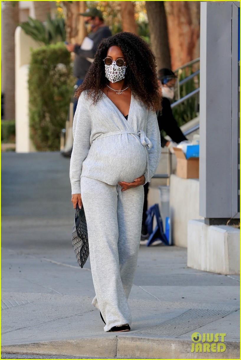 Kelly Rowland Cradles Major Baby Bump While Leaving Doctor's(01)