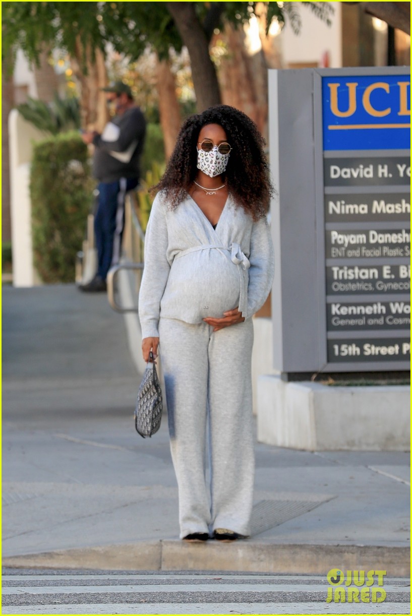 kelly rowland cradles major baby bump leaving doctors appointment 254516961
