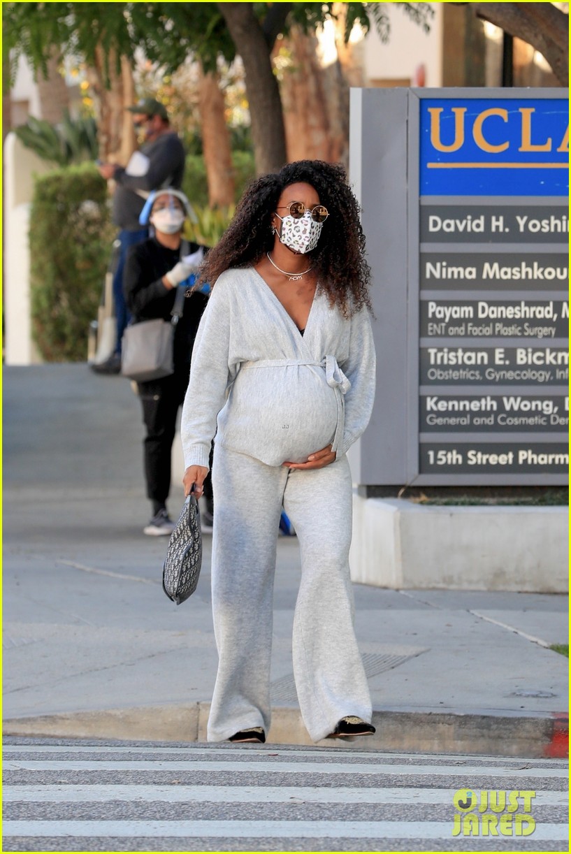 kelly rowland cradles major baby bump leaving doctors appointment 274516963