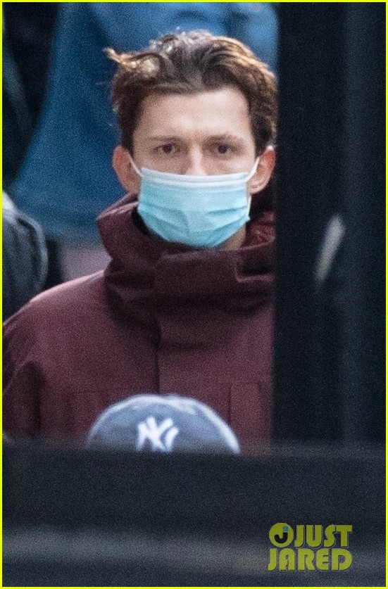 tom holland back in spiderman suit set of third movie 024517446