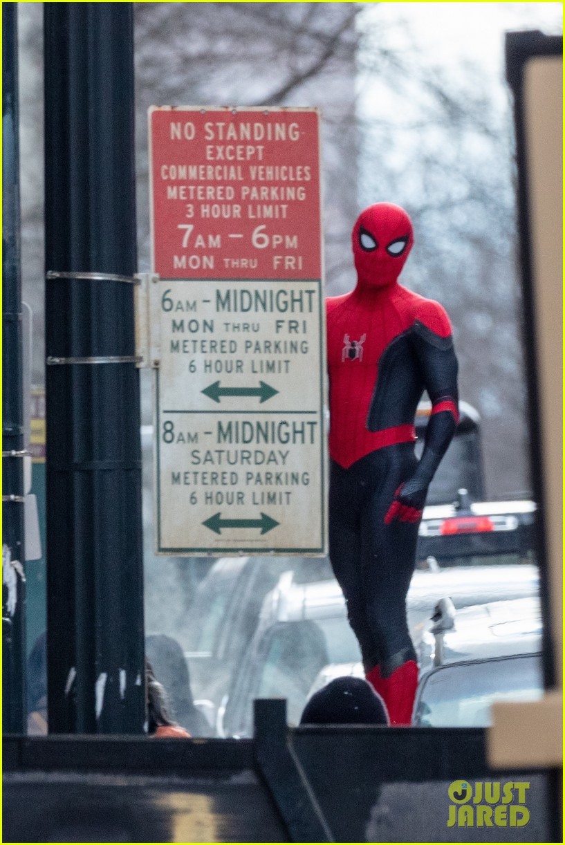 tom holland back in spiderman suit set of third movie 17
