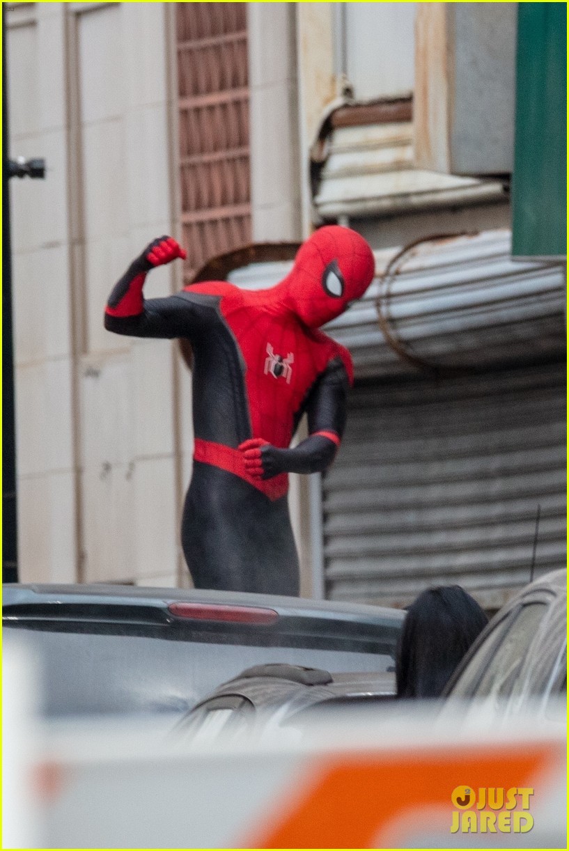 tom holland back in spiderman suit set of third movie 204517464