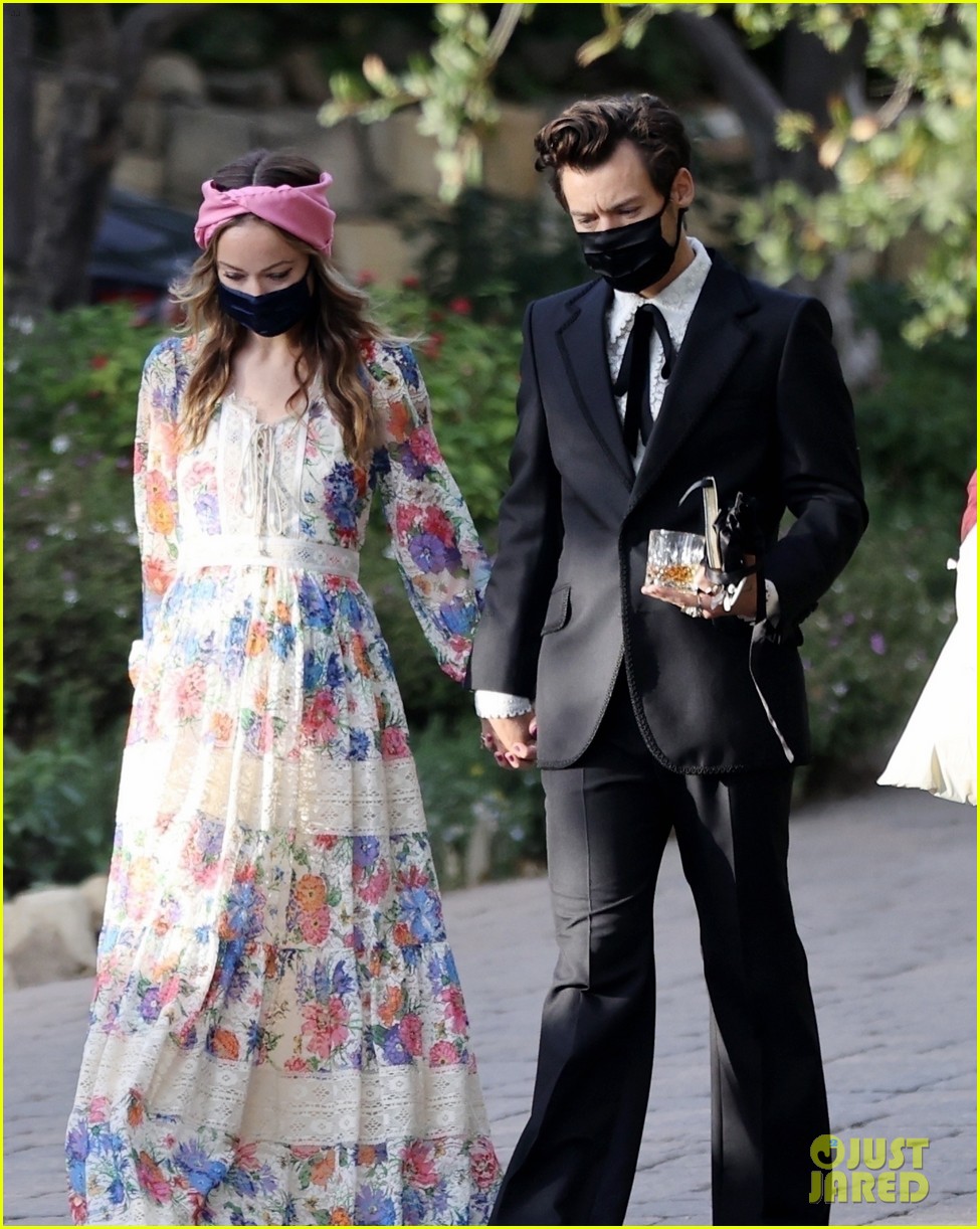 harry styles olivia wilde hold hands managers wedding 02