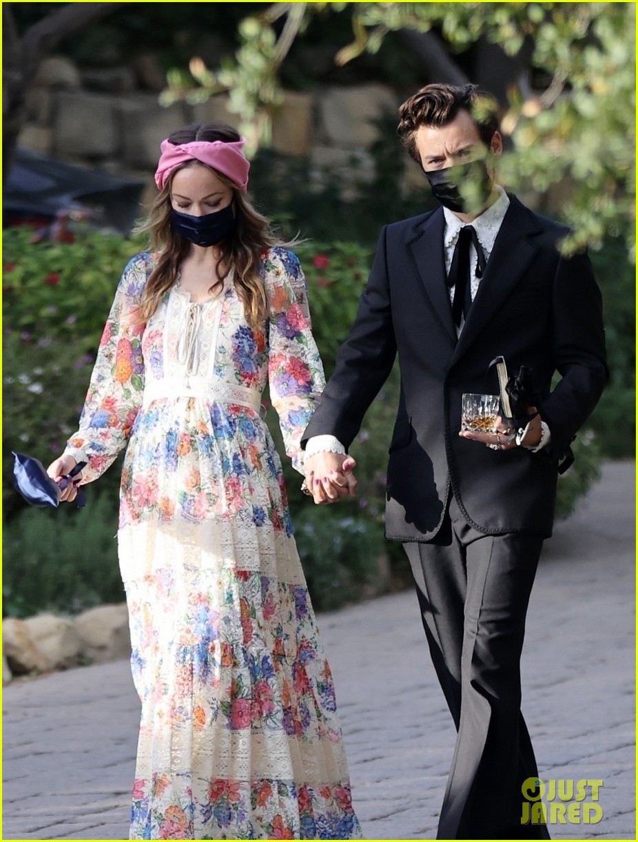 harry styles olivia wilde hold hands managers wedding 134514754