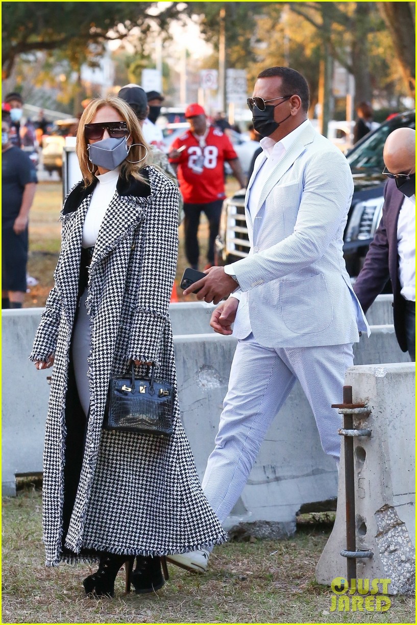 Jennifer Lopez & Alex Rodriguez Arrive in Style for Super Bowl 2021(01)