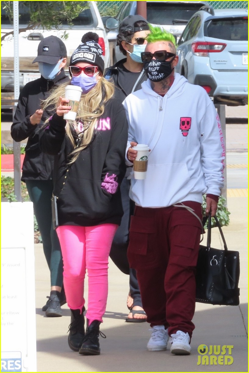 avril lavigne mod sun share a kiss vday outing 184524770