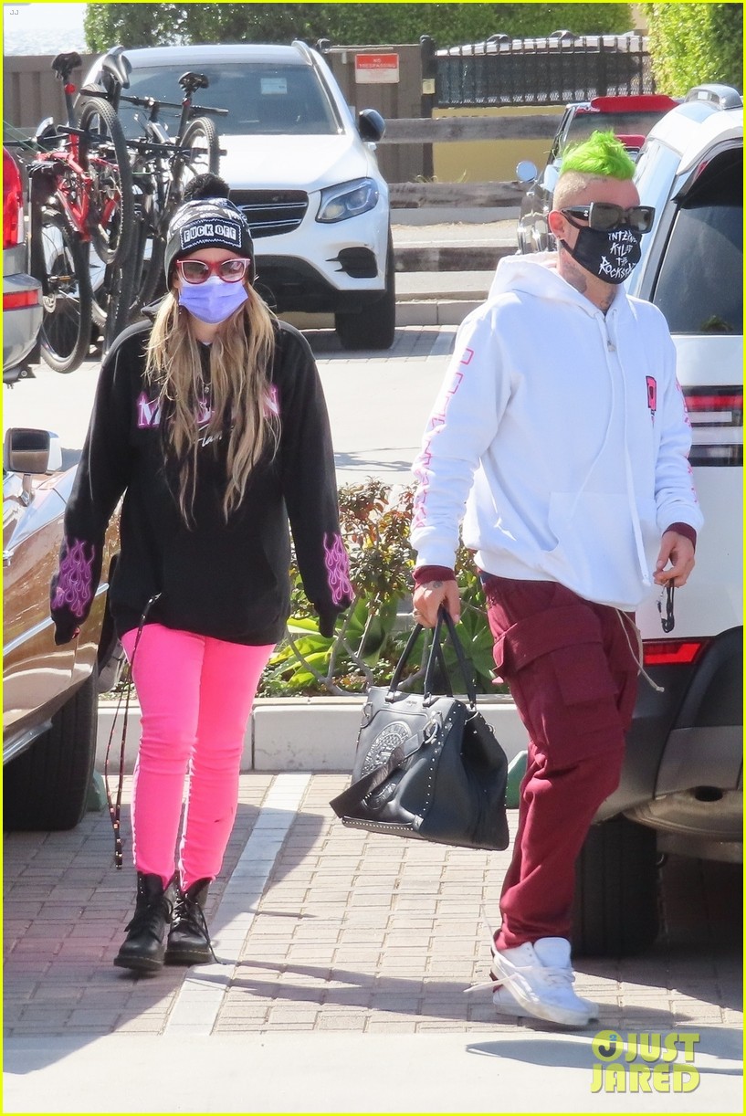avril lavigne mod sun share a kiss vday outing 254524777