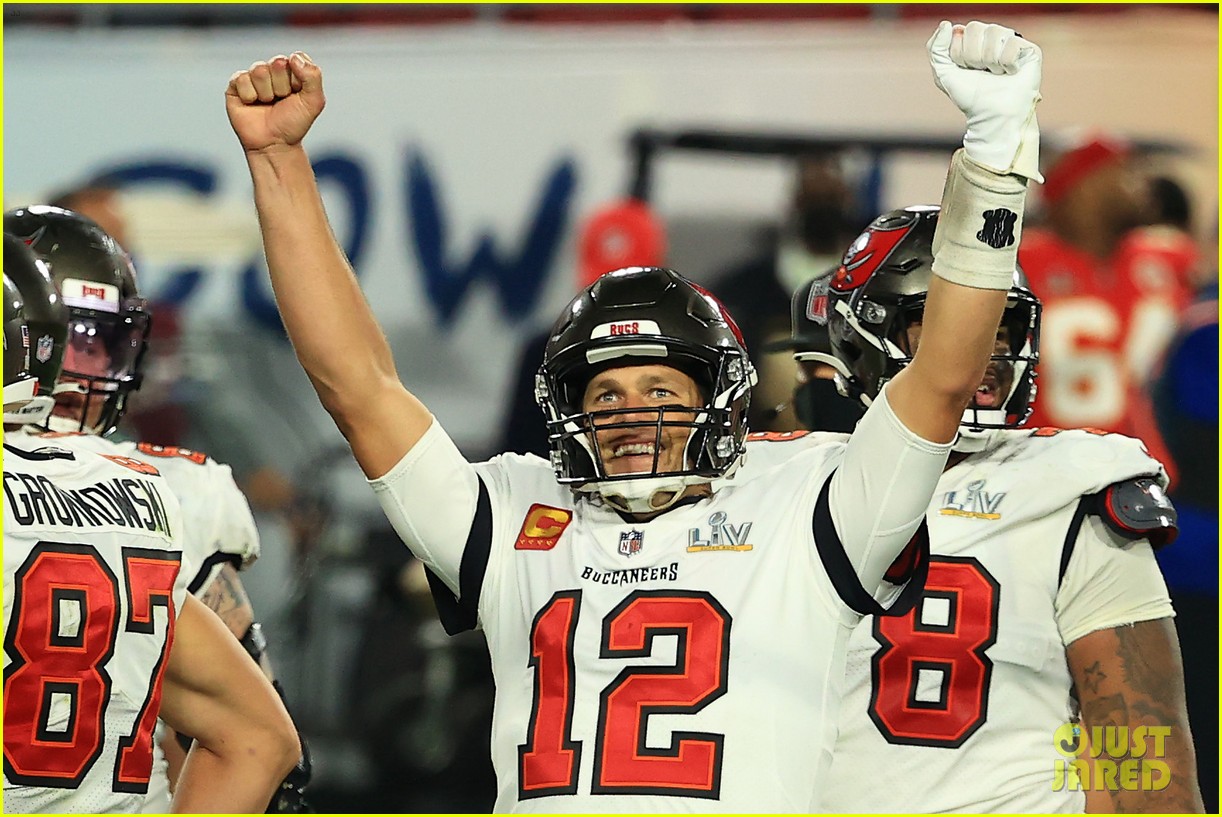 New England Patriots React to Former Players Tom Brady & Rob Gronkowski