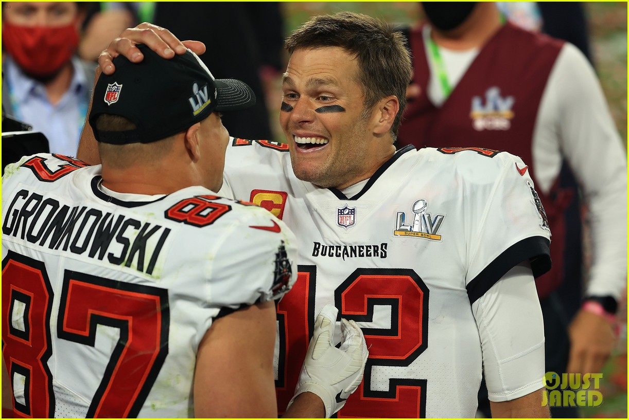 New England Patriots React to Former Players Tom Brady & Rob Gronkowski