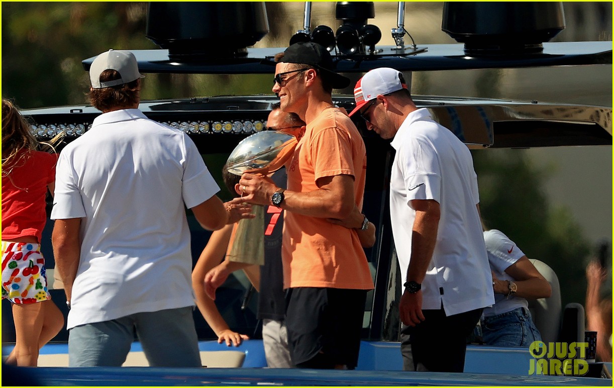 Tom Brady Appears to Drunk Tweet a Video Of Him Looking Inebriated(02)