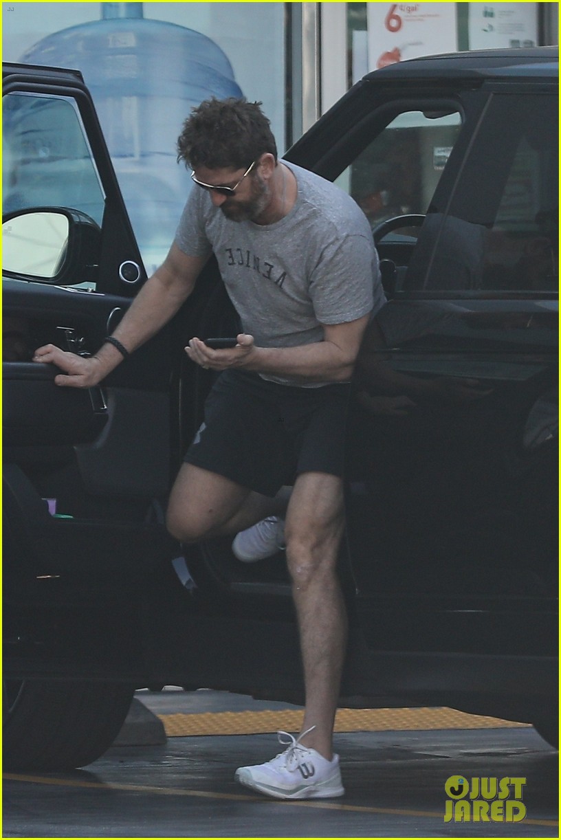 gerard butler at the gas station 01