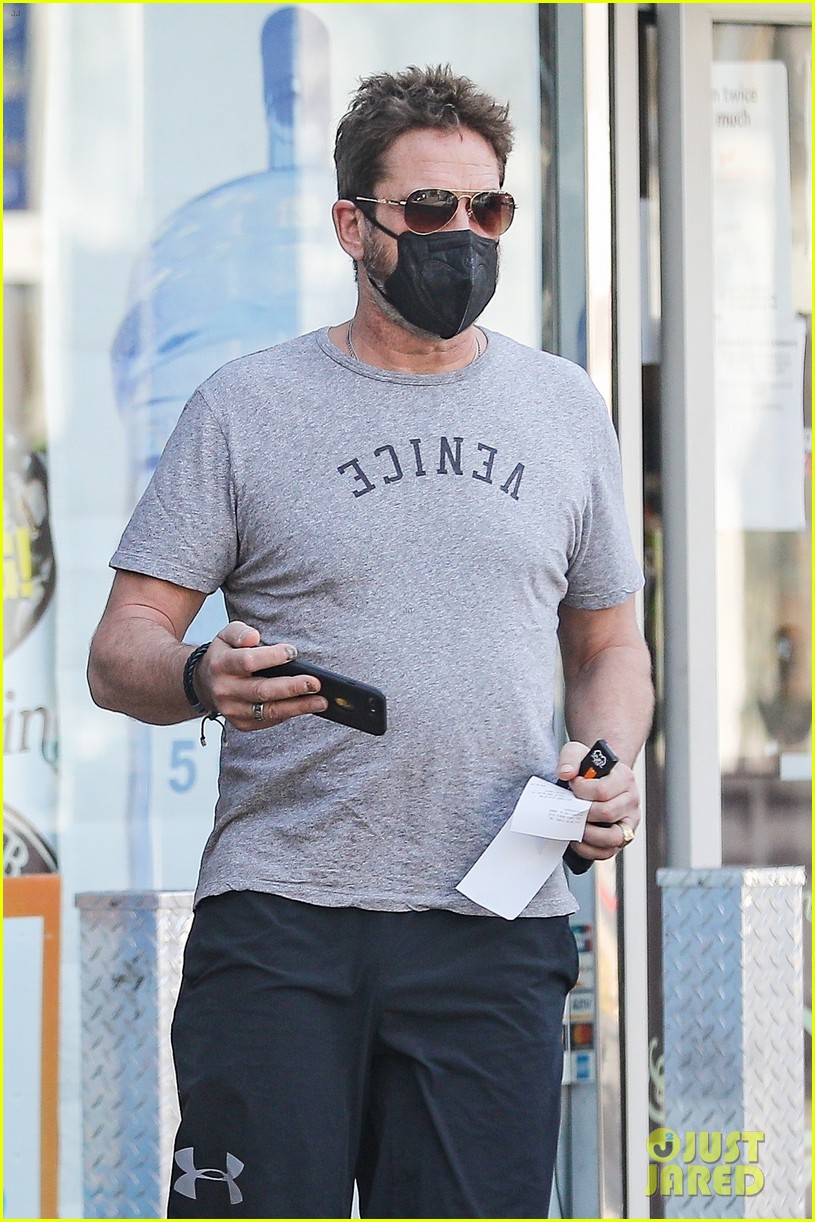 gerard butler at the gas station 04