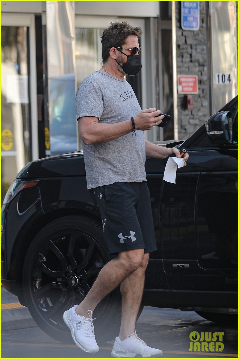 gerard butler at the gas station 394524239