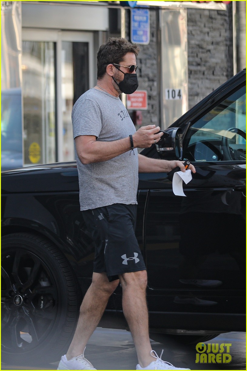 gerard butler at the gas station 414524241