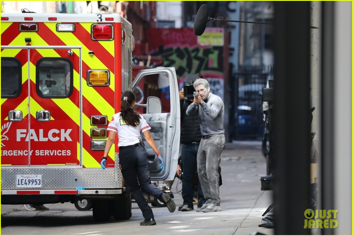 jake gyllenhaal aims gun at eiza gonzalez ambulance scene 19