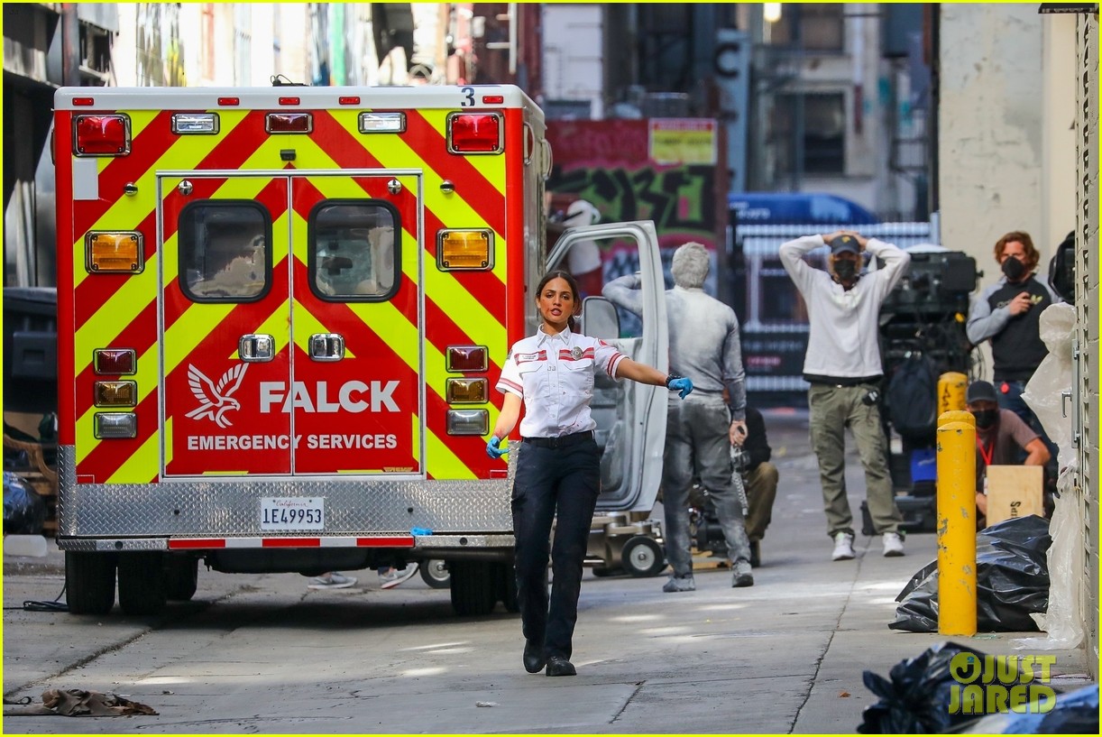 jake gyllenhaal aims gun at eiza gonzalez ambulance scene 294522110