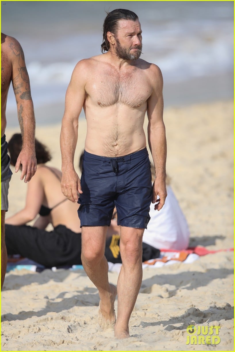 joel edgerton fit shirtless bod at the beach 01