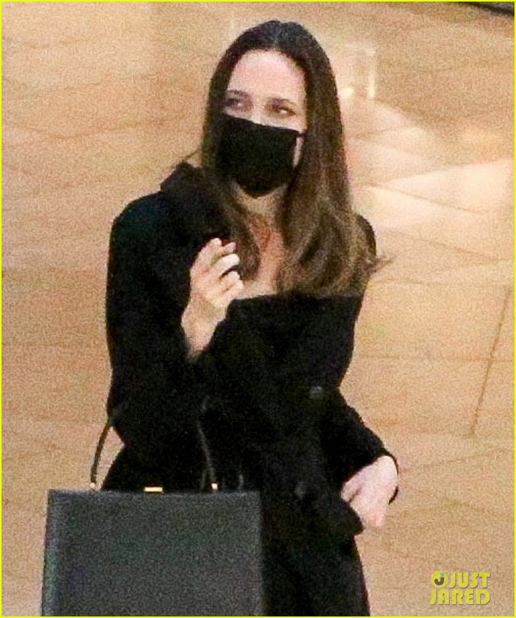 angelina jolie goes shopping at the mall 04