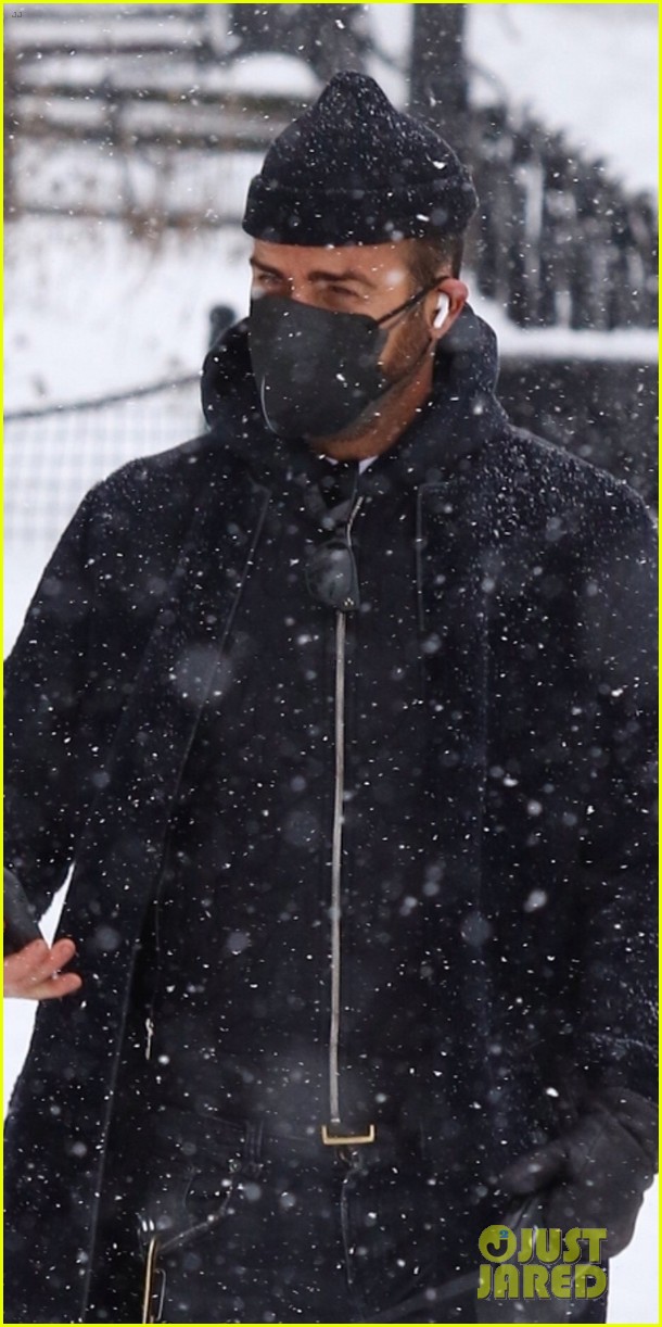 justin theroux dog snow february 2021 434521744