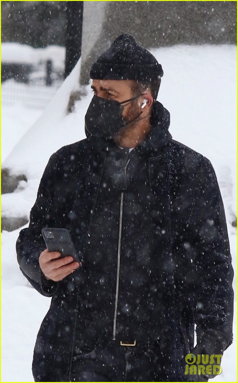 justin theroux dog snow february 2021 464521747
