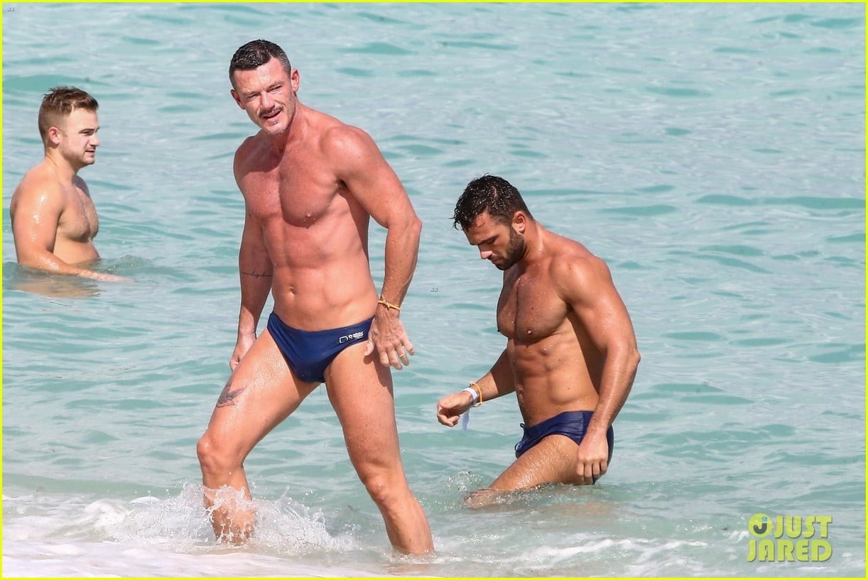 Luke Evans Shows Off His Buff Bod at the Beach With a Friend in Miami