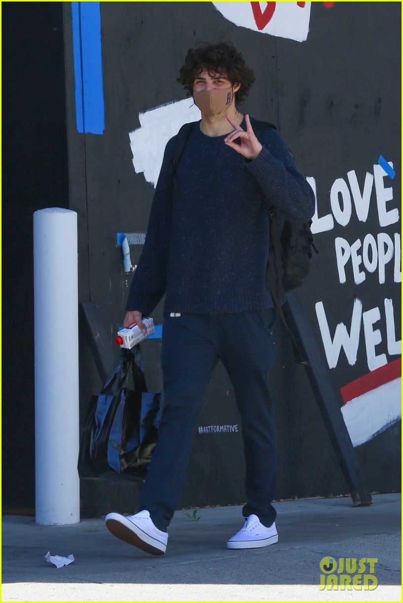 noah centineo turns the camera on paparazzi after a workout 024525741