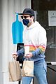 zachary quinto braves rainy weather while grabbing lunch 02