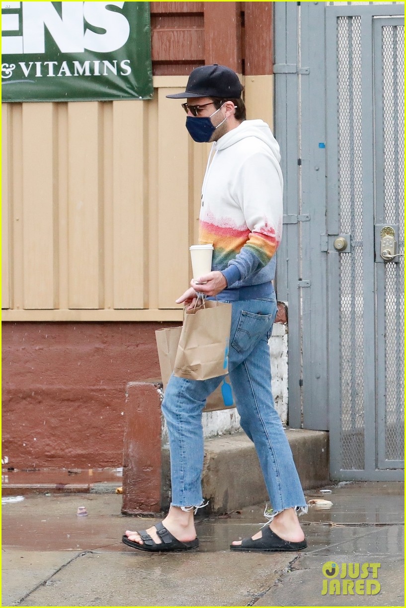 zachary quinto braves rainy weather while grabbing lunch 01