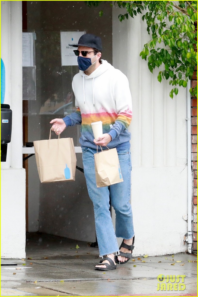 zachary quinto braves rainy weather while grabbing lunch 10