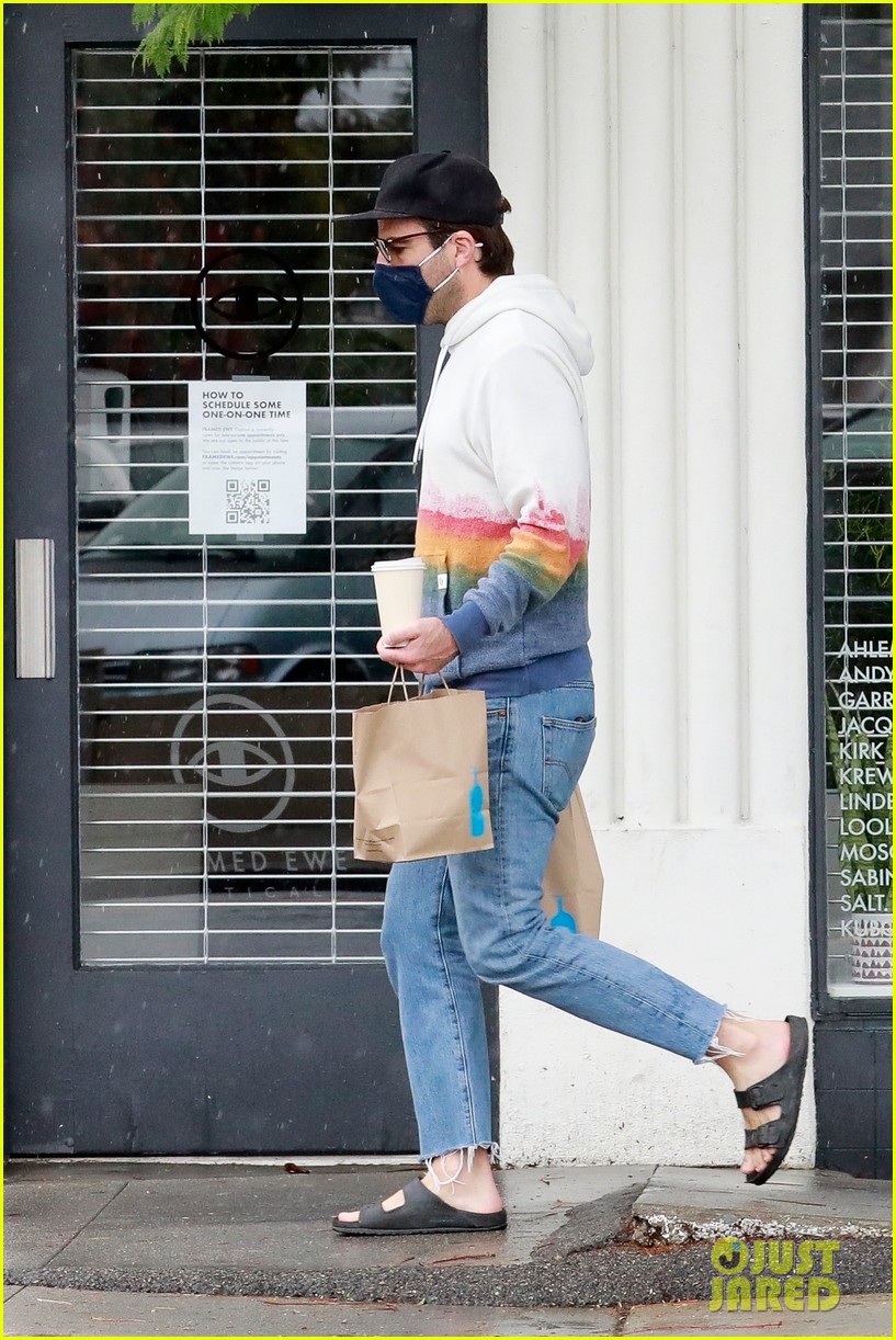 zachary quinto braves rainy weather while grabbing lunch 154521278