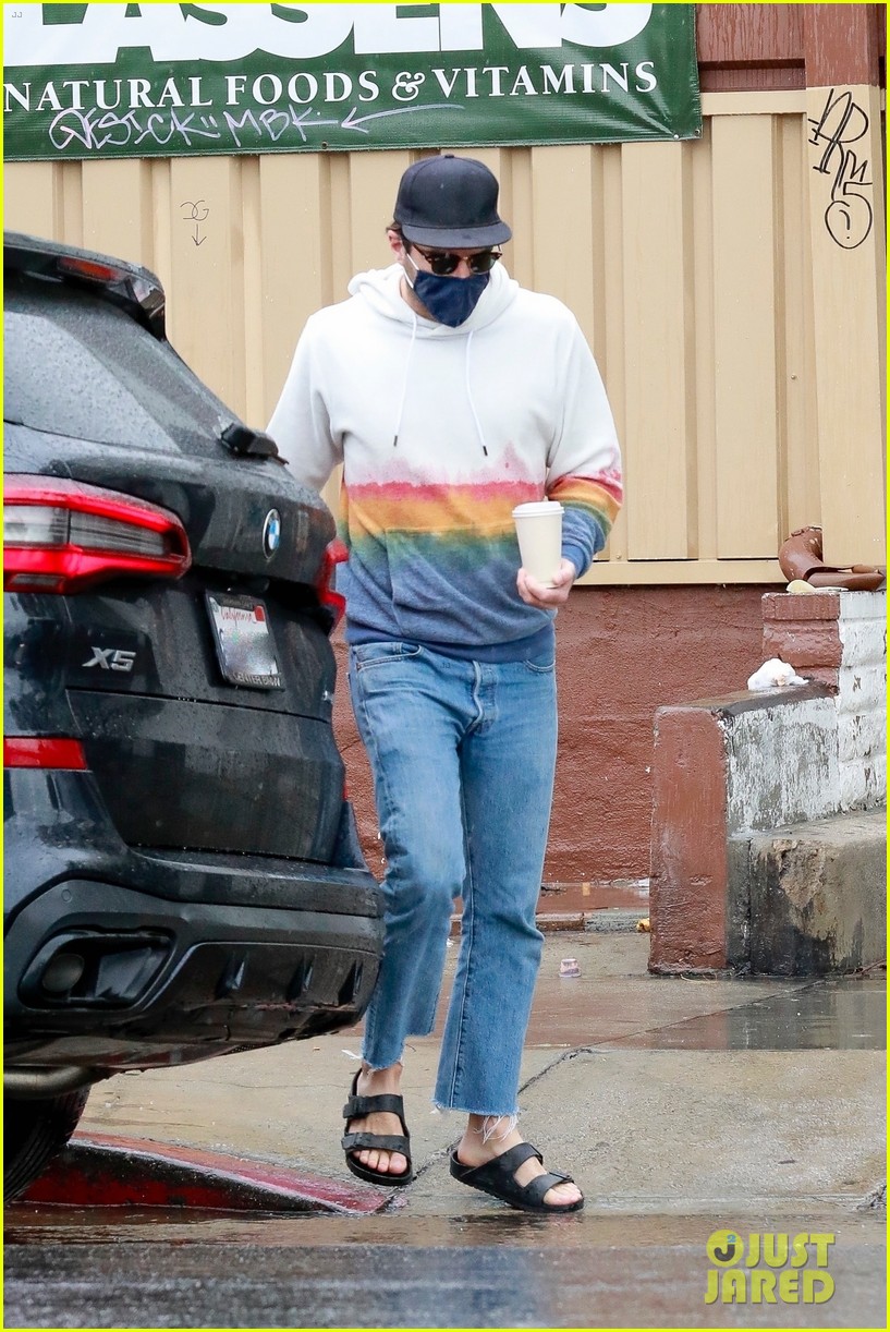 zachary quinto braves rainy weather while grabbing lunch 174521280
