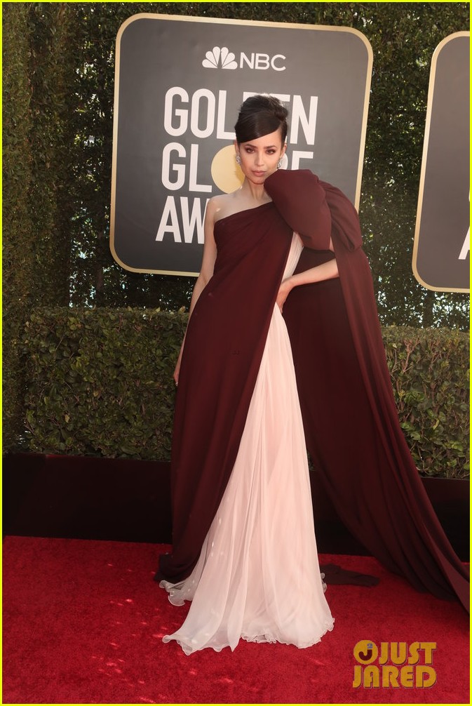 sofia carson wears a giant bow for golden globes pre show 034528623