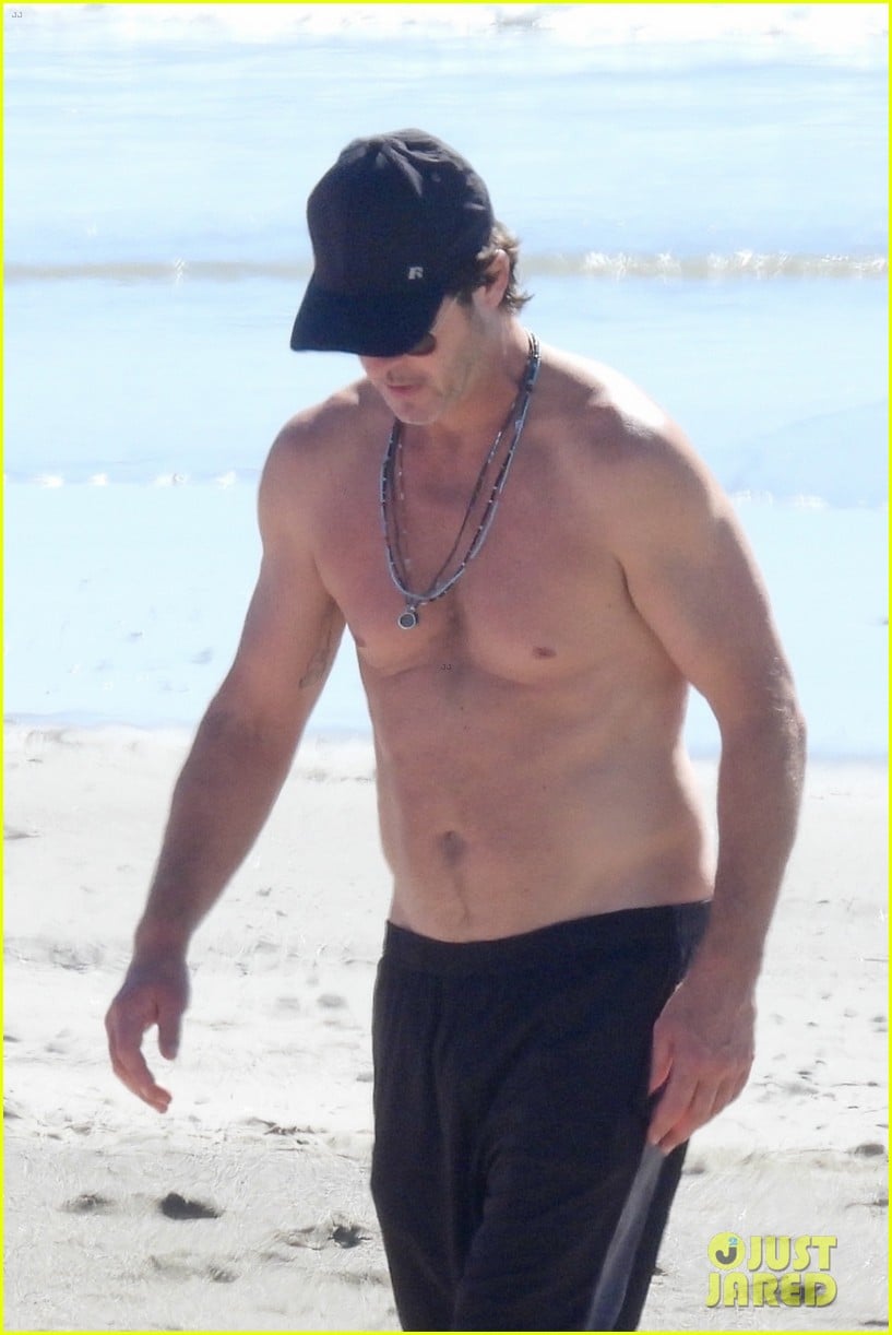 robin thicke goes shirtless for beach day with his family 024526842