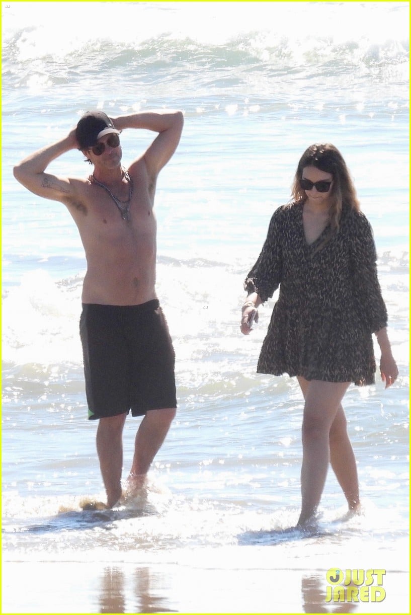 robin thicke goes shirtless for beach day with his family 034526843