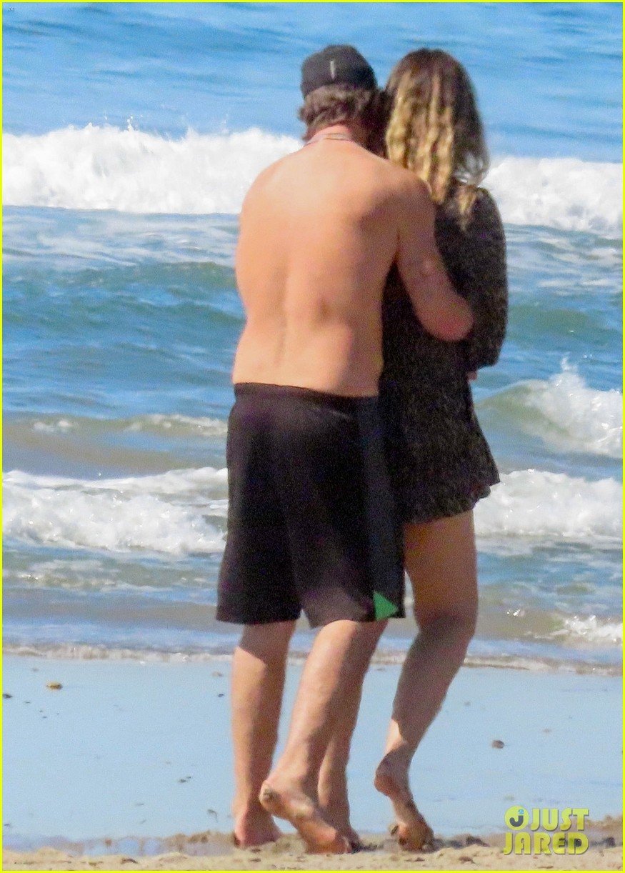 robin thicke goes shirtless for beach day with his family 054526845
