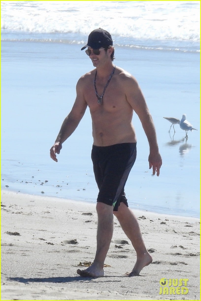 robin thicke goes shirtless for beach day with his family 074526847
