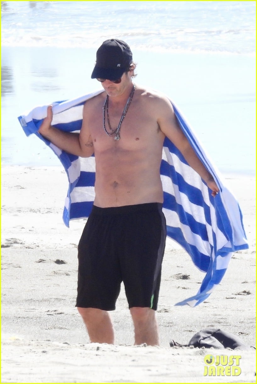 robin thicke goes shirtless for beach day with his family 11