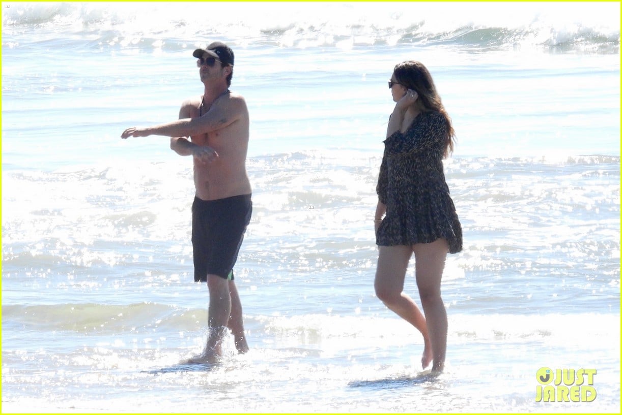robin thicke goes shirtless for beach day with his family 24