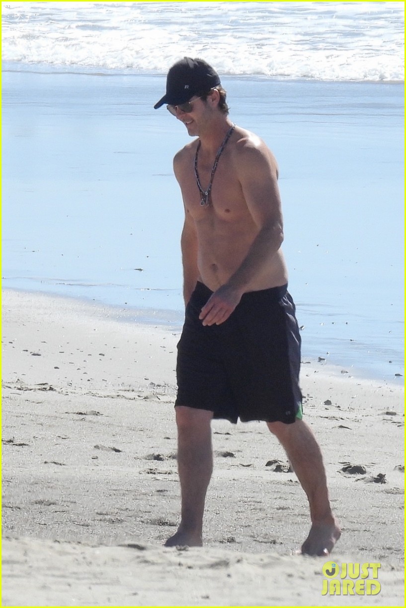 robin thicke goes shirtless for beach day with his family 26