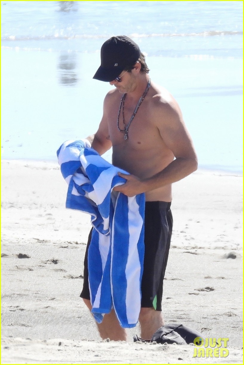 robin thicke goes shirtless for beach day with his family 34
