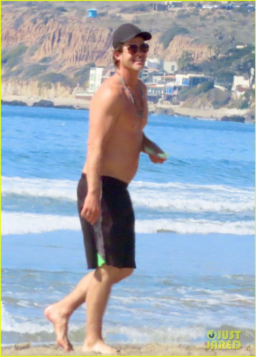 robin thicke goes shirtless for beach day with his family 46
