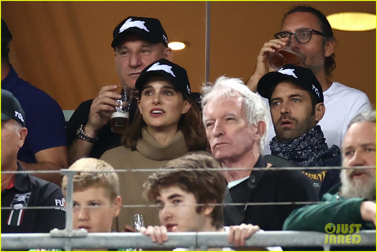 chris hemsworth thor cast at rugby game 03