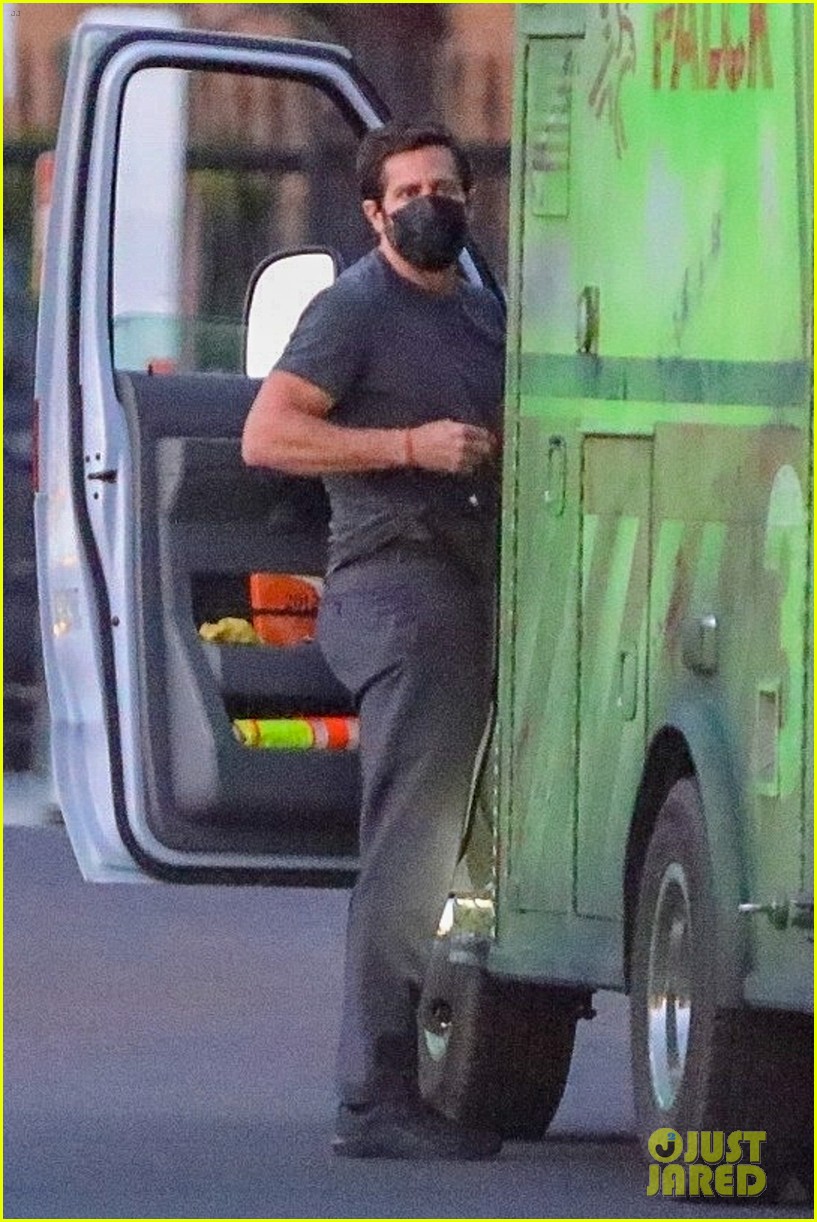 jake gyllenhaal spends saturday filming ambulance 05