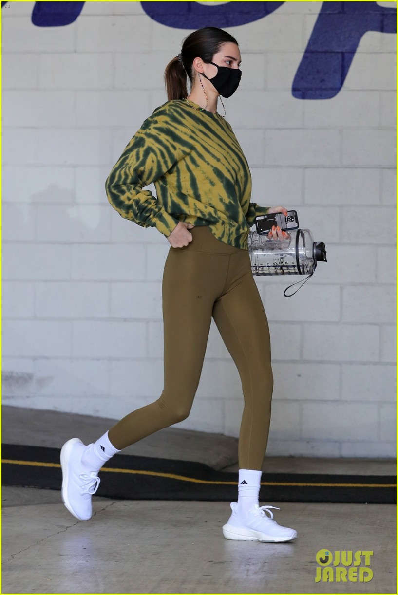 kendall jenner carries water jug trip to the gym 014531561