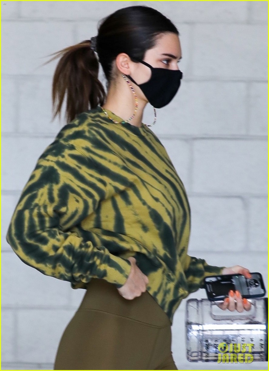 kendall jenner carries water jug trip to the gym 024531562