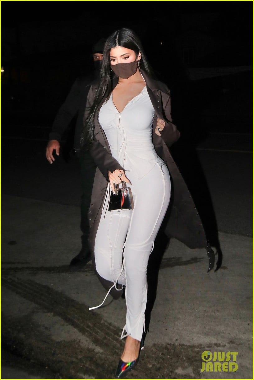 Kylie Jenner Goes White Hot for Night Out with Friends!: Photo 4529465