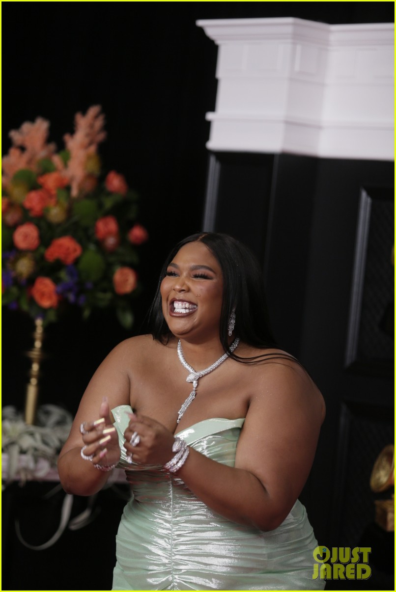 lizzo goes minty fresh for grammys 024532815